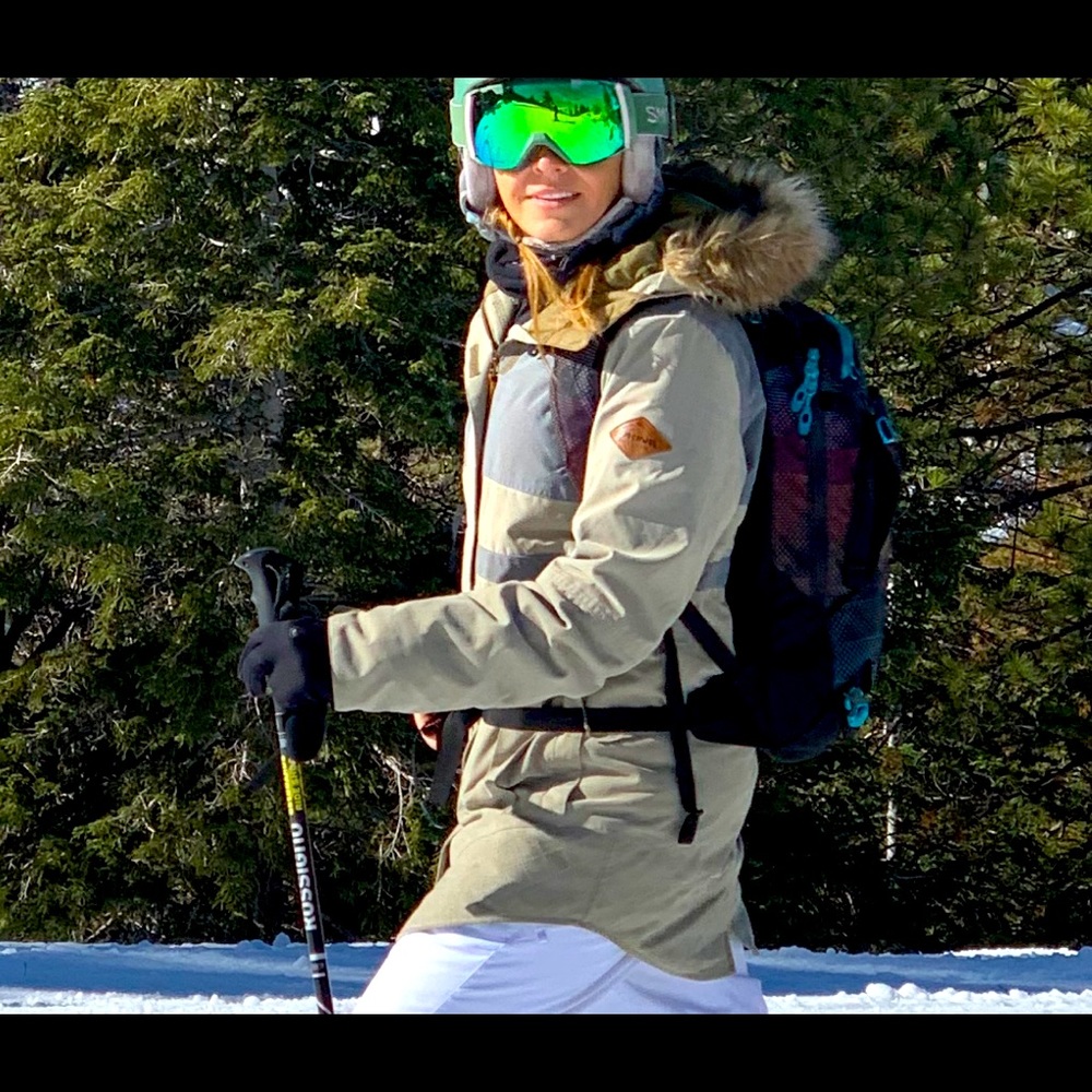 Women’s Dakine fur lined ski jacket — size medium